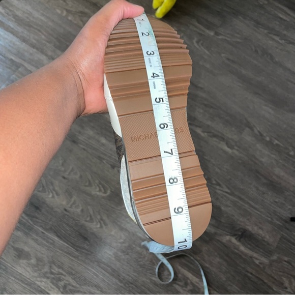 MICHAEL MICHAEL KORS Allie Stride Extreme Color-Block Logo Trainer Size 6 Cream - Picture 9 of 10